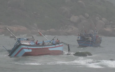 Luồng lạch cửa biển Mỹ Á bị bồi lấp nặng khiến nhiều tàu cá ra vào bị mắc cạn, bị sóng đánh chìm.