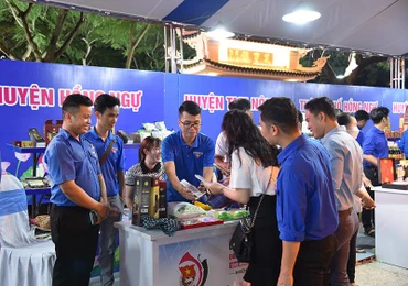 Các bạn trẻ ở Đồng Tháp tham gia phiên chợ khởi nghiệp dùng nền tảng số, giao dịch không dùng tiền mặt. (Ảnh: HỮU NGHĨA)