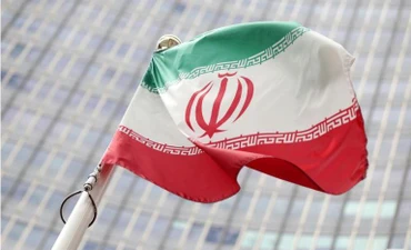 Lá cờ Iran trước trụ sở Cơ quan Năng lượng Nguyên tử Quốc tế (IAEA) tại Vienna. Ảnh: Reuters