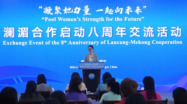 Bà Hu Jingbo, Chủ tịch Hội Liên hiệp Phụ nữ khu tự trị dân tộc Choang Quảng Tây, Trung Quốc phát biểu khai mạc. 