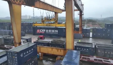 Các container hàng hóa được đưa lên tàu hỏa tại cảng đường sắt quốc tế Nam Ninh. (Ảnh: Chinadaily.com.cn)
