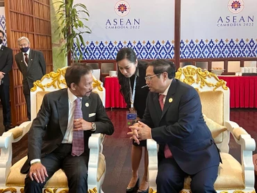 Thủ tướng Phạm Minh Chính và Quốc vương Brunei Hassanal Bolkiah trong cuộc gặp chiều 10/11/2022, tại thủ đô Phnom Penh, Campuchia. (Ảnh:TTXVN)