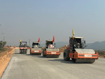 Thi công trên công trường quốc lộ 45-Nghi Sơn.