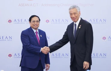 Thủ tướng Chính phủ Phạm Minh Chính gặp Thủ tướng Singapore Lý Hiển Long nhân dịp tham dự Hội nghị Cấp cao ASEAN lần thứ 40, 41 và các hội nghị cấp cao liên quan tại Campuchia, tháng 11/2022. (Ảnh: Dương Giang/TTXVN)