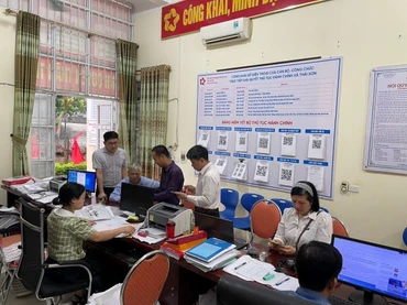 Hướng dẫn người dân quét mã QR tại xã Thái Sơn, huyện Hiệp Hòa, Bắc Giang.
