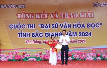 Ông Nguyễn Sỹ Cầm, Phó Giám đốc sở Văn hóa, Thể thao và Du lịch trao giải “Đại sứ Văn hóa đọc tiêu biểu xuất sắc” tỉnh Bắc Giang năm 2024 cho em Lưu Minh Anh, lớp 10A1, Trường THPT Yên Dũng số 3.