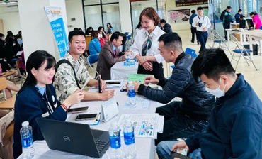 Phiên giao dịch việc làm tại điểm cầu Bắc Giang ngày 14/3.