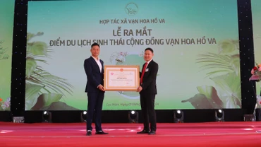 Trao Giấy chứng nhận điểm du lịch Vạn Hoa hồ Va.