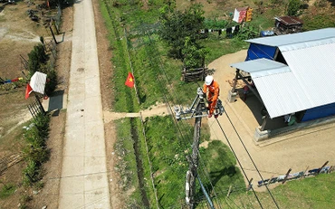 Công nhân Công ty Điện lực Quảng Nam nỗ lực đưa điện đến huyện miền núi Nam Giang.