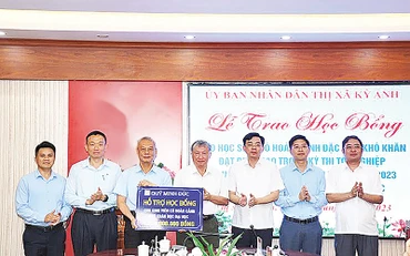 Đại diện Công ty TNHH Gang thép Hưng Nghiệp Formosa Hà Tĩnh trao biểu trưng hỗ trợ học bổng cho sinh viên trên địa bàn thị xã Kỳ Anh (Hà Tĩnh).