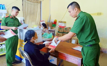 Công an huyện Đức Thọ (Hà Tĩnh) tuyên truyền cho người dân nâng cao ý thức cảnh giác với thủ đoạn của tội phạm lừa đảo chiếm đoạt tài sản qua mạng. (Ảnh NAM THẮNG)