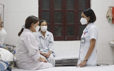 Bác sĩ Viện Sức khỏe tâm thần quốc gia trao đổi cùng các bệnh nhân điều trị rối loạn giấc ngủ.
