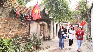 Các doanh nghiệp thuộc Câu lạc bộ Lữ hành UNESCO Hà Nội khảo sát tiềm năng du lịch tại Làng cổ Đường Lâm.