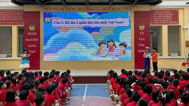 Giờ sinh hoạt dưới cờ của học sinh Trường tiểu học chất lượng cao Tràng An (quận Hoàn Kiếm, Hà Nội).