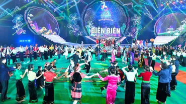 Về với Điện Biên trong mùa Lễ hội Hoa ban, du khách được hòa mình trong các hoạt động văn hóa, thể thao, nghệ thuật đậm đà bản sắc các dân tộc thiểu số ở Điện Biên.
