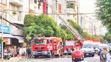 Lực lượng phòng cháy, chữa cháy và cứu nạn, cứu hộ hoạt động tại một vụ cháy nhà ở kết hợp kinh doanh tại quận Tân Bình.