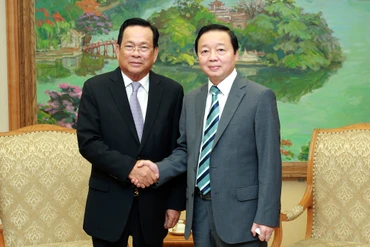Phó Thủ tướng Trần Hồng Hà và Bộ trưởng Bộ Lao động và Đào tạo nghề Vương quốc Campuchia Ith Samheng. Ảnh: VGP