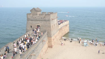 Lão Long Đầu, nơi Vạn Lý Trường Thành tiếp giáp với biển. (Ảnh: HỮU HƯNG)