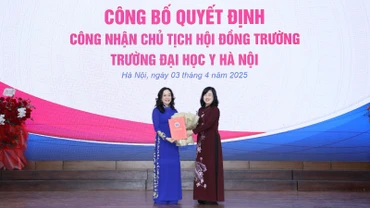 Bộ trưởng Y tế Đào Hồng Lan trao quyết định công nhận PGS, TS Phan Thị Thu Hương giữ chức Chủ tịch Hội đồng trường Trường đại học Y Hà Nội.