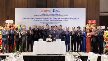 Đại diện Công ty TNHH Pfizer Việt Nam và Công ty Cổ phần Vaccine Việt Nam ký kết biên bản ghi nhớ