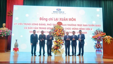 Đồng chí Lại Xuân Môn tặng hoa chúc mừng Bệnh viện K nhân kỷ niệm Ngày thầy thuốc Việt Nam.