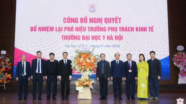 Buổi lễ công bố Nghị quyết Bổ nhiệm lại Phó hiệu trưởng phụ trách kinh tế Trường đại học Y Hà Nội cho TS. Phạm Xuân Thắng (thứ 3 từ phải qua trái).