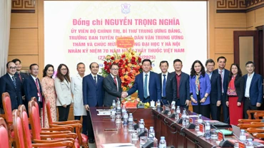 Đồng chí Nguyễn Trọng Nghĩa, Ủy viên Bộ Chính trị, Bí thư Trung ương Đảng, Trưởng Ban Tuyên giáo và Dân vận Trung ương chúc mừng Trường đại học Y Hà Nội nhân kỷ niệm 70 năm Ngày Thầy thuốc Việt Nam.