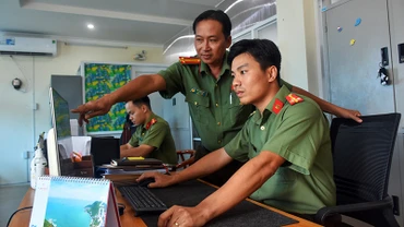 Cán bộ, chiến sĩ Đội An ninh-Công an thành phố Vũng Tàu (Bà Rịa-Vũng Tàu) theo dõi, xử lý thông tin xấu, độc, sai sự thật. (Ảnh PHƯỚC AN)