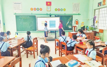 Một tiết học ứng dụng công nghệ số tại Trường tiểu học Nhơn Phú C, xã Nhơn Phú, huyện Mang Thít.