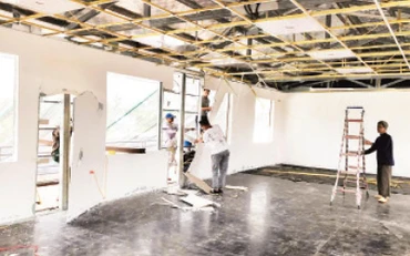 Lực lượng chức năng huyện Mê Linh tháo dỡ công trình vi phạm trên đất nông nghiệp tại xã Thạch Đà. (Ảnh THANH TUYỀN)