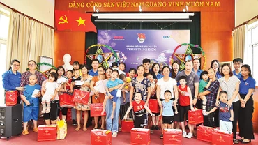 Đoàn viên, thanh niên Báo Nhân Dân và Ngân hàng BIDV trao quà Trung thu tặng các em nhỏ đang điều trị tại Bệnh viện Phục hồi chức năng Hà Nội. (Ảnh THỦY NGUYÊN)