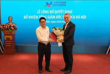 Ông Nguyễn Thành Long, Chủ tịch Hội đồng thành viên Sở Giao dịch chứng khoán Việt Nam trao Quyết định bổ nhiệm Tổng Giám đốc Sở Giao dịch chứng khoán Hà Nội cho ông Nguyễn Anh Phong (phải).