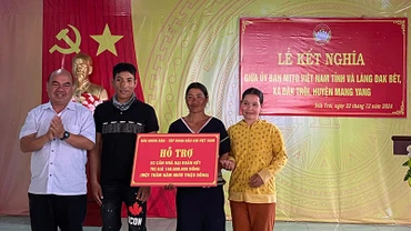 Ban vận động Quỹ " vì người nghèo" Gia Lai trao biển tài trợ nhà Đại đoàn kết cho hộ cận nghèo ở huyện Mang Yang.