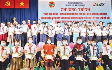 Trao học bổng Lương Định Của cho con hội viên, nông dân nghèo, khó khăn.