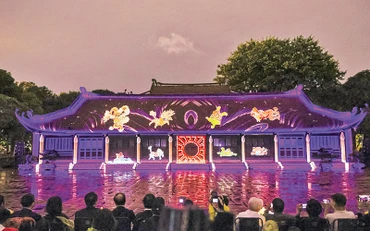 Khách du lịch thích thú tham gia tour đêm tại Văn Miếu-Quốc Tử Giám.