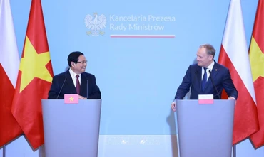 Thủ tướng Phạm Minh Chính và Thủ tướng Ba Lan Donald Tusk tại cuộc gặp báo chí hai nước sau hội đàm (16/1/2025). Ảnh: Dương Giang-TTXVN