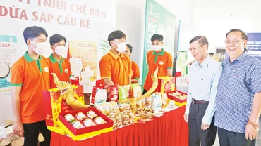 Khách hàng tham quan gian trưng bày sản phẩm chế biến từ dừa sáp của Công ty TNHH chế biến dừa sáp Cầu Kè, huyện Cầu Kè, Trà Vinh.