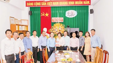 Đoàn lãnh đạo thành phố Cần Thơ thăm, chúc mừng cán bộ, phóng viên, nhân viên Cơ quan Thường trực Báo Nhân Dân tại Cần Thơ.