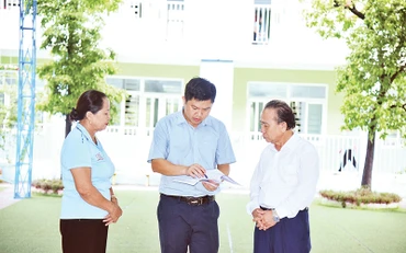 Cán bộ Ban tổ chức Thị ủy Kỳ Anh trao đổi nghiệp vụ, kỹ năng công tác cùng cấp ủy viên, lãnh đạo Công ty cổ phần Phát triển giáo dục HBE.