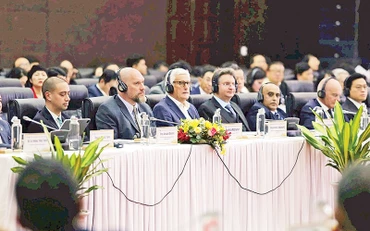 Các chuyên gia, nhà đầu tư quốc tế tham dự Hội thảo “Phát triển Trung tâm tài chính khu vực và quốc tế tại Việt Nam”. (Ảnh HS)