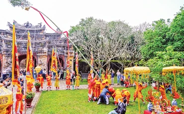 Cây nêu thướng lên đón Tết tại Hiển Lâm Các (Kinh thành Huế). ( Ảnh Hiếu Trương)