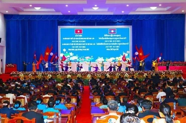 Văn nghệ chào mừng lễ míttinh tại tỉnh Khammuone (Lào). (Ảnh: TTXVN)