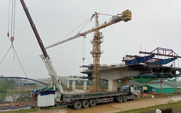 Thi công cầu vượt đê La Giang dự án cao tốc bắc-nam đoạn qua Hà Tĩnh.
