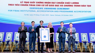 Tổng giám đốc FIBAA, Diane Freiberger trao Chứng nhận đạt chuẩn chất lượng cho Trường đại học Kinh tế quốc dân.