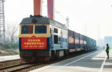 Tàu hàng từ Việt Nam cập cảng nội địa Thạch Gia Trang. (Ảnh: sjzdaily.com.cn)
