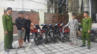 Nhóm đối tượng bị bắt cùng tang vật.