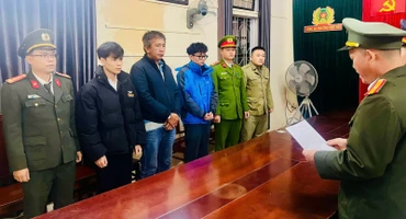 Cơ quan An ninh điều tra đọc lệnh khởi tố vụ án, khởi tố bị can bắt tạm giam 3 đối tượng liên quan vụ án.
