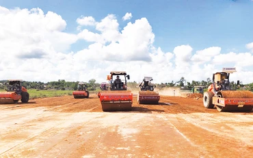 Công nhân Tập đoàn Đèo Cả thi công đường cao tốc Quảng Ngãi-Hoài Nhơn.