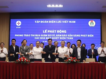 Đại diện các nhà máy nhiệt điện than thuộc EVN ký kết giao ước thi đua. 