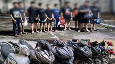 Nhóm đối tượng và tang vật.